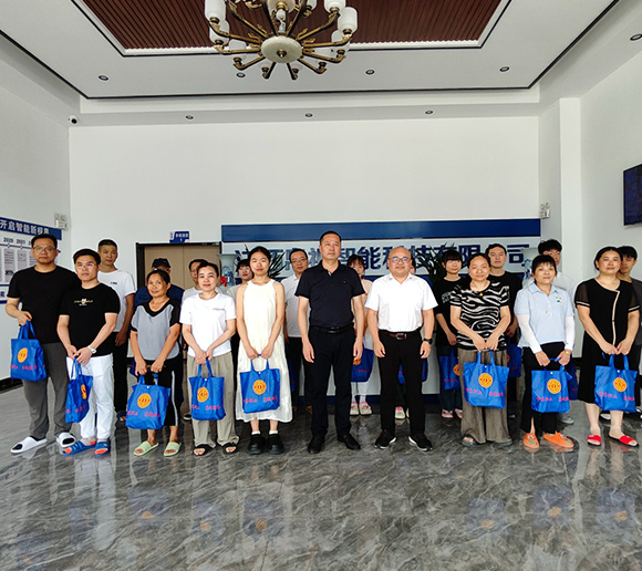 Prendersi cura dei dipendenti, offrire freschezza nell'ottica della seta estiva di Shanghai