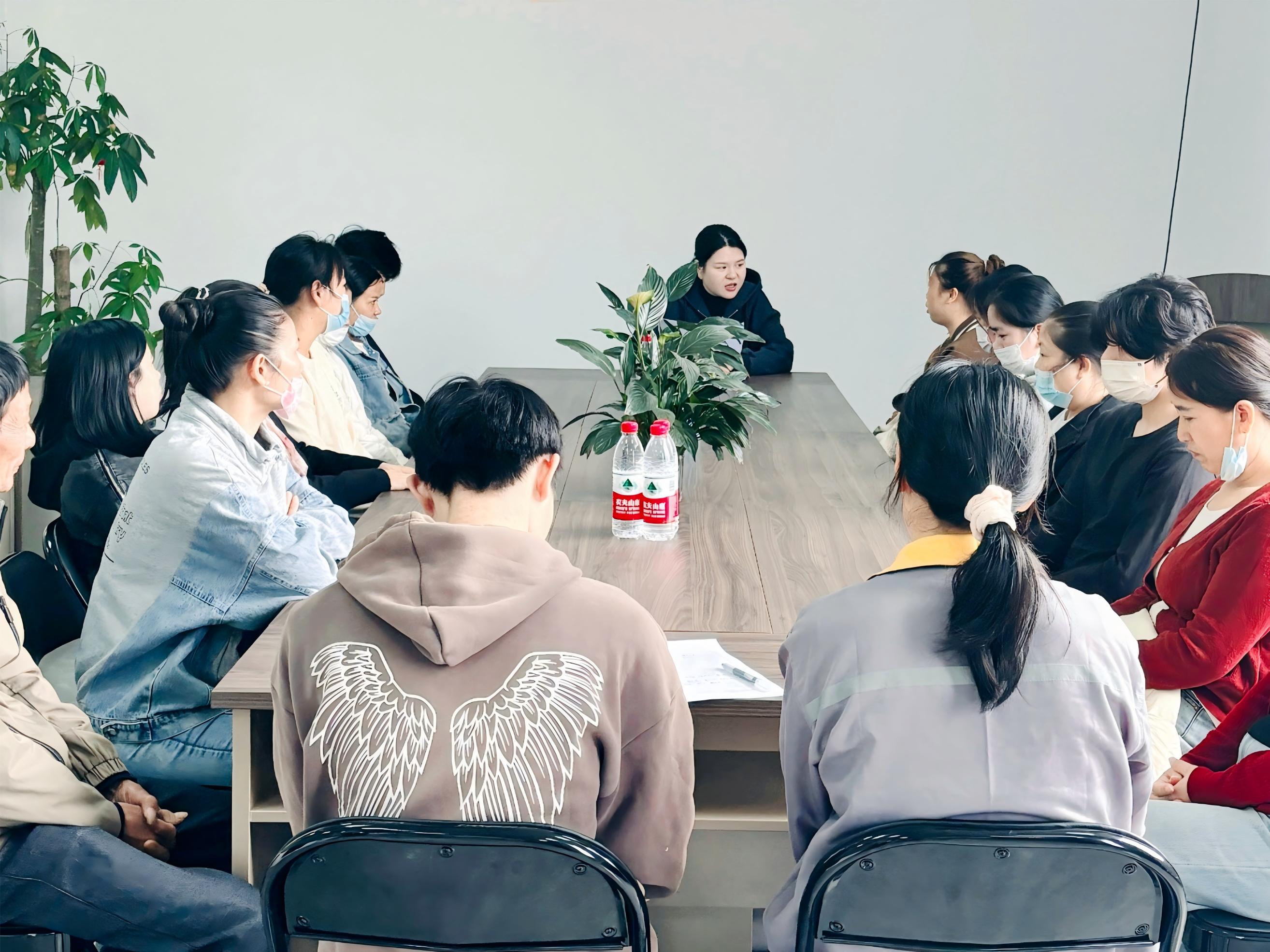 La tecnologia ottica della seta di Shanghai promuove l'innovazione e il dialogo durante l'eccezionale simposio dei dipendenti